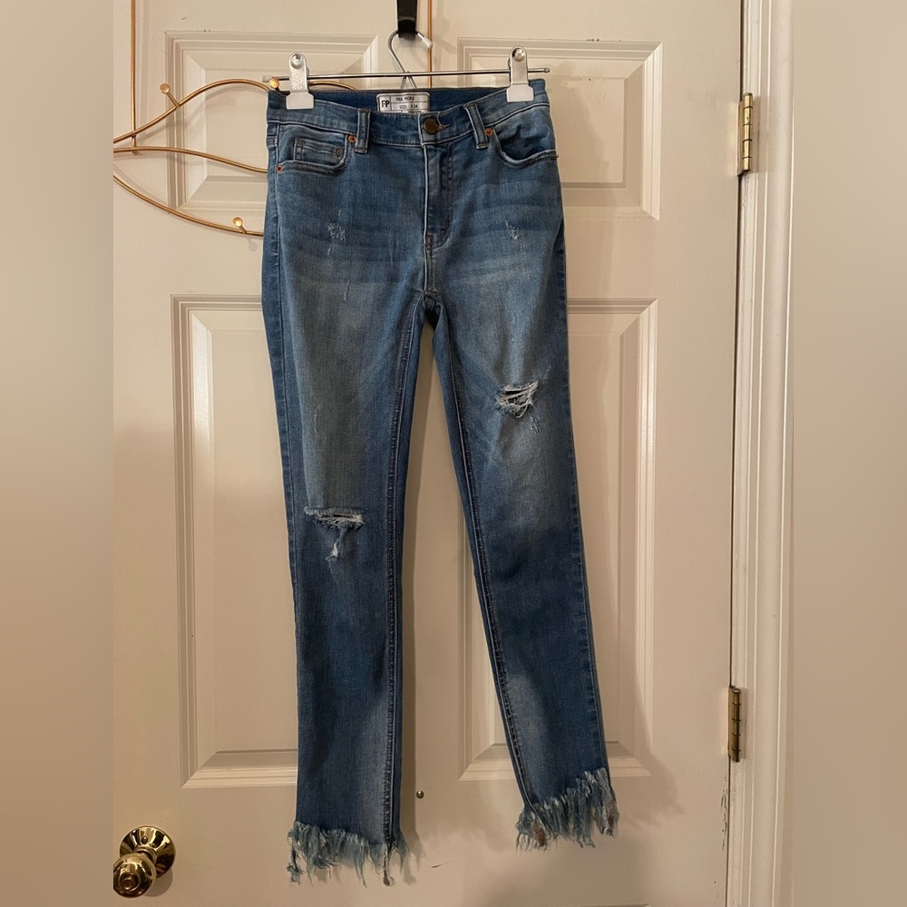 💙Free people frayed hem skinny jeans